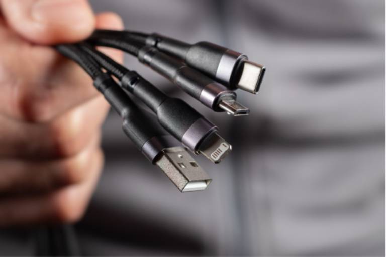 L'image sélectionnée. Webinaire à la demande : Comprendre la conformité et la normalisation des appareils dotés d’un port USB