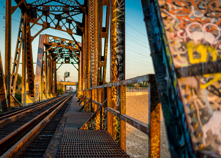 L'image sélectionnée. A structure of a railway bridge