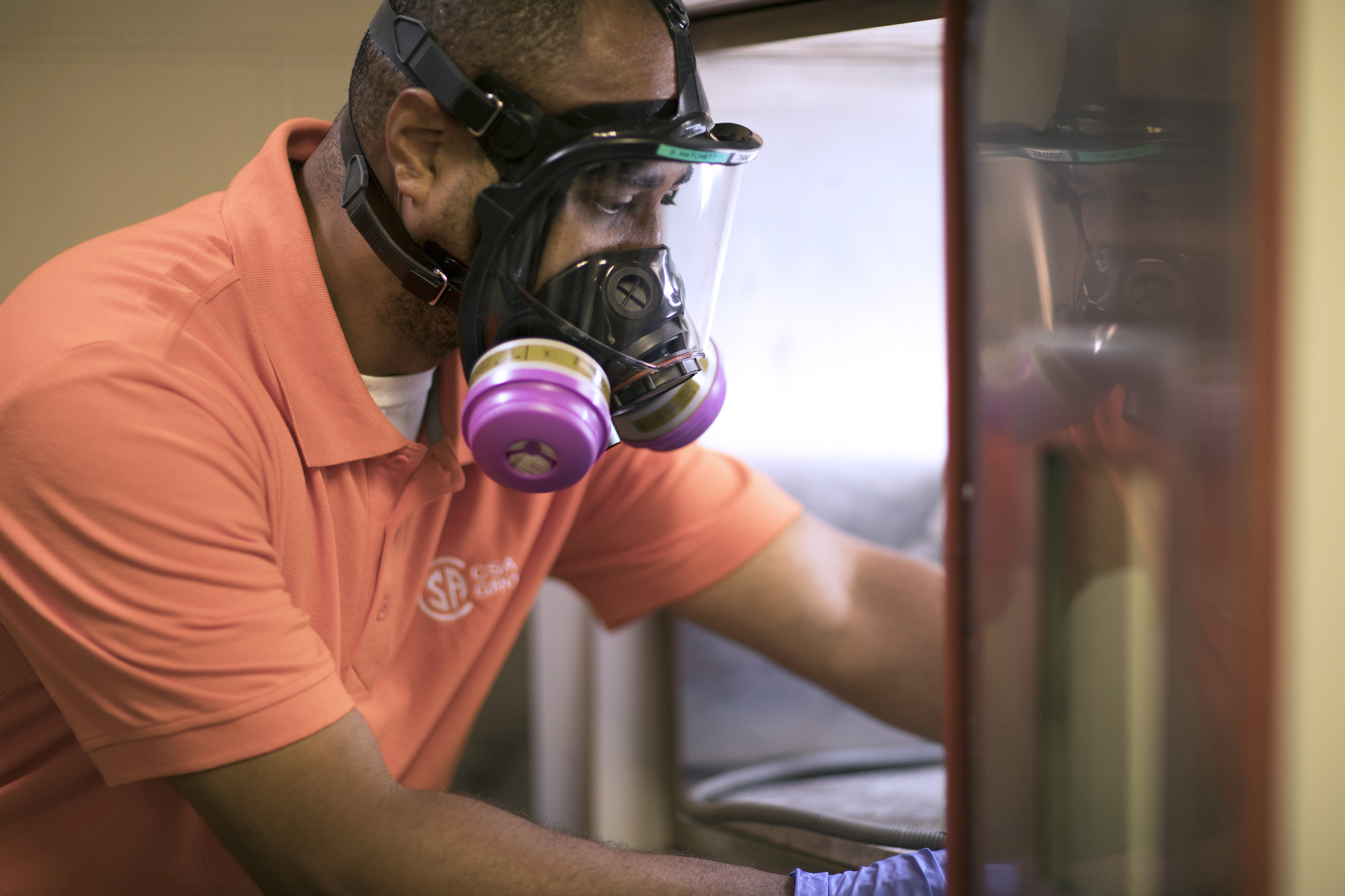 Travailleur du Groupe CSA avec masque de protection dans un environnement de test.