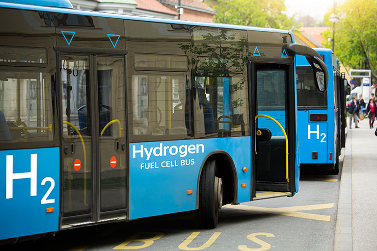 Un autobus alimenté par une pile à hydrogène est garé à la station