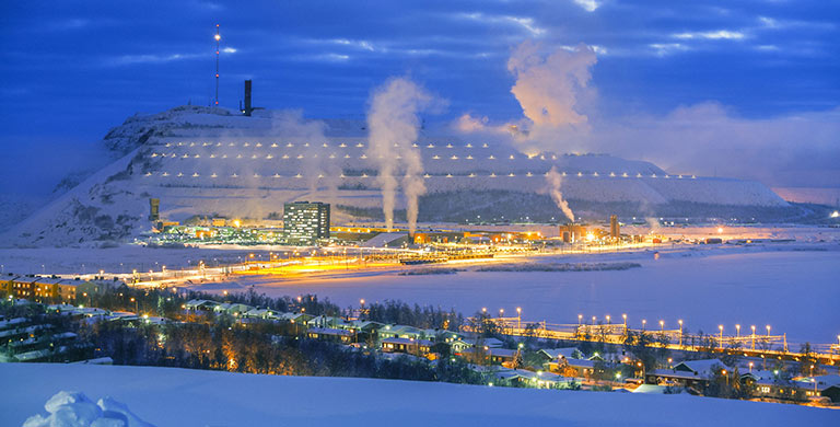 L'image sélectionnée. Lights of an Arctic Circle mining town with illuminated mine operations and smoke stacks