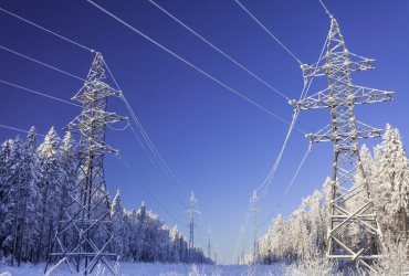 Tours de transmission avec lignes de transport d’électricité couvertes de neige