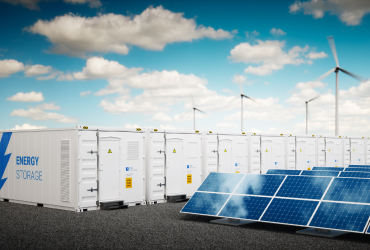 Panneaux solaires, éoliennes et conteneurs de stockage d'énergie